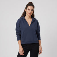 Hoodie boxy original bord brut bleu marine à encolure fendue en V porté par une mannequin CHT'M