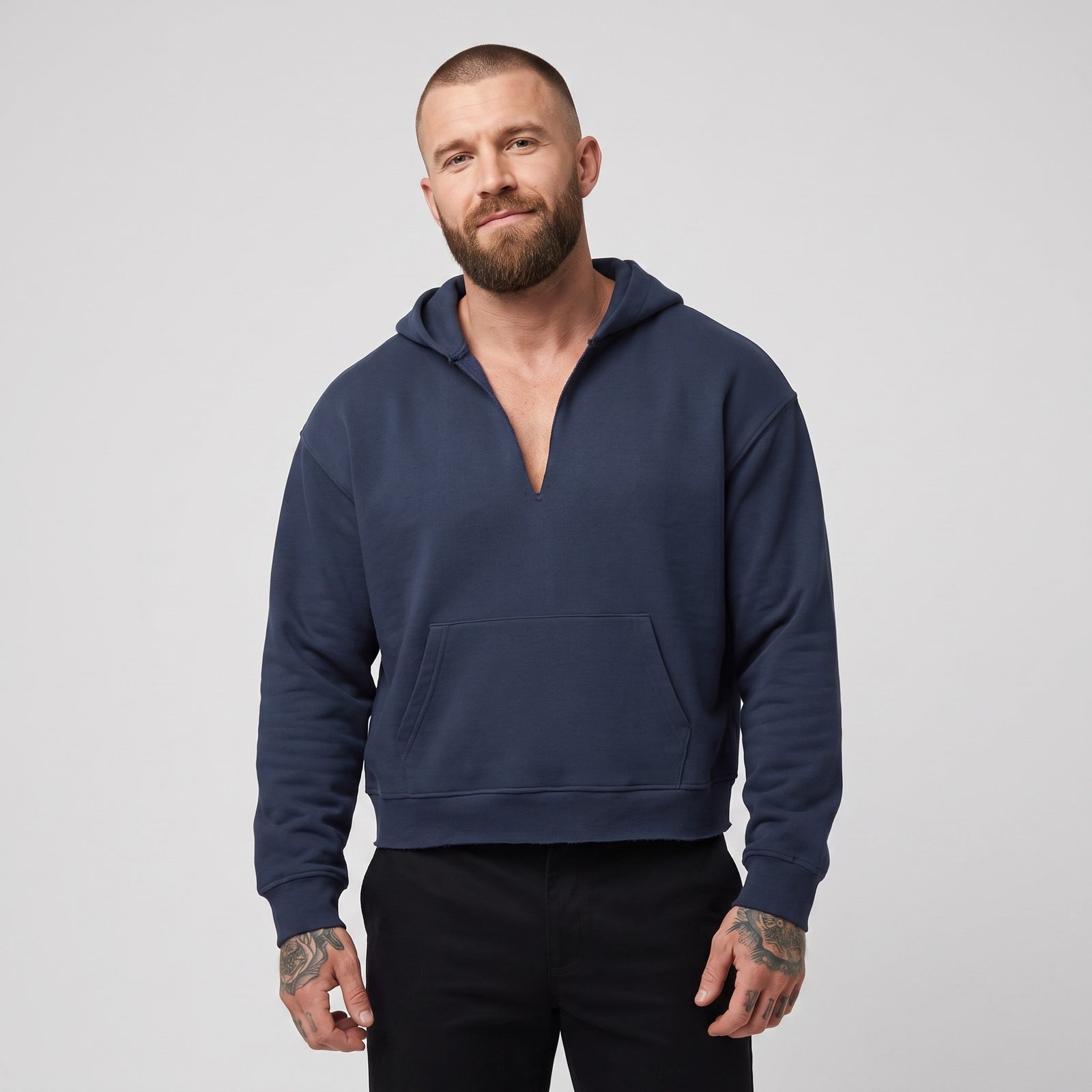 Hoodie boxy original bord brut bleu marine à encolure fendue en V porté par un mannequin CHT'M