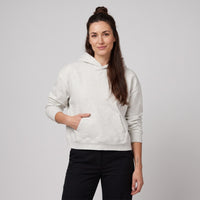 Hoodie boxy original bord brut gris avoine chiné porté par une mannequin CHT'M