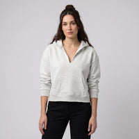 Hoodie boxy original bord brut gris avoine chiné à encolure fendue en V porté par une mannequin CHT'M