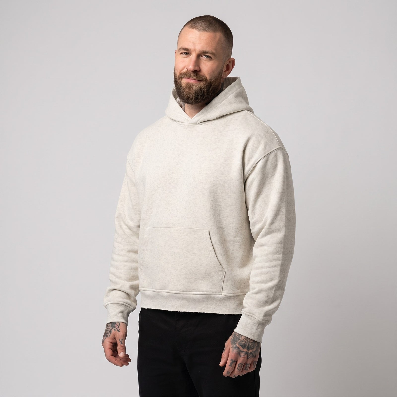 Hoodie boxy original bord brut gris avoine chiné porté par un mannequin CHT'M