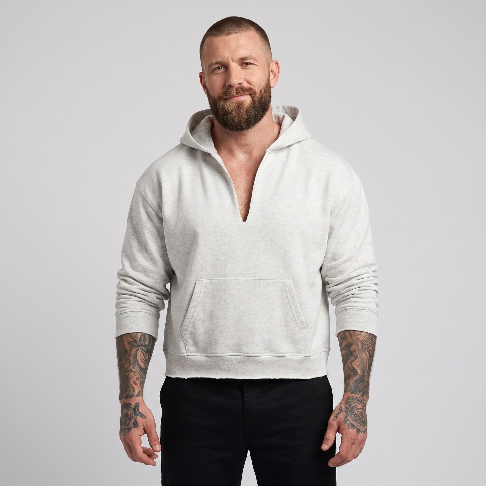 Hoodie boxy original bord brut gris avoine chiné à encolure fendue en V porté par un mannequin CHT'M