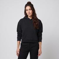 Hoodie boxy original bord brut noir porté par une mannequin CHT'M