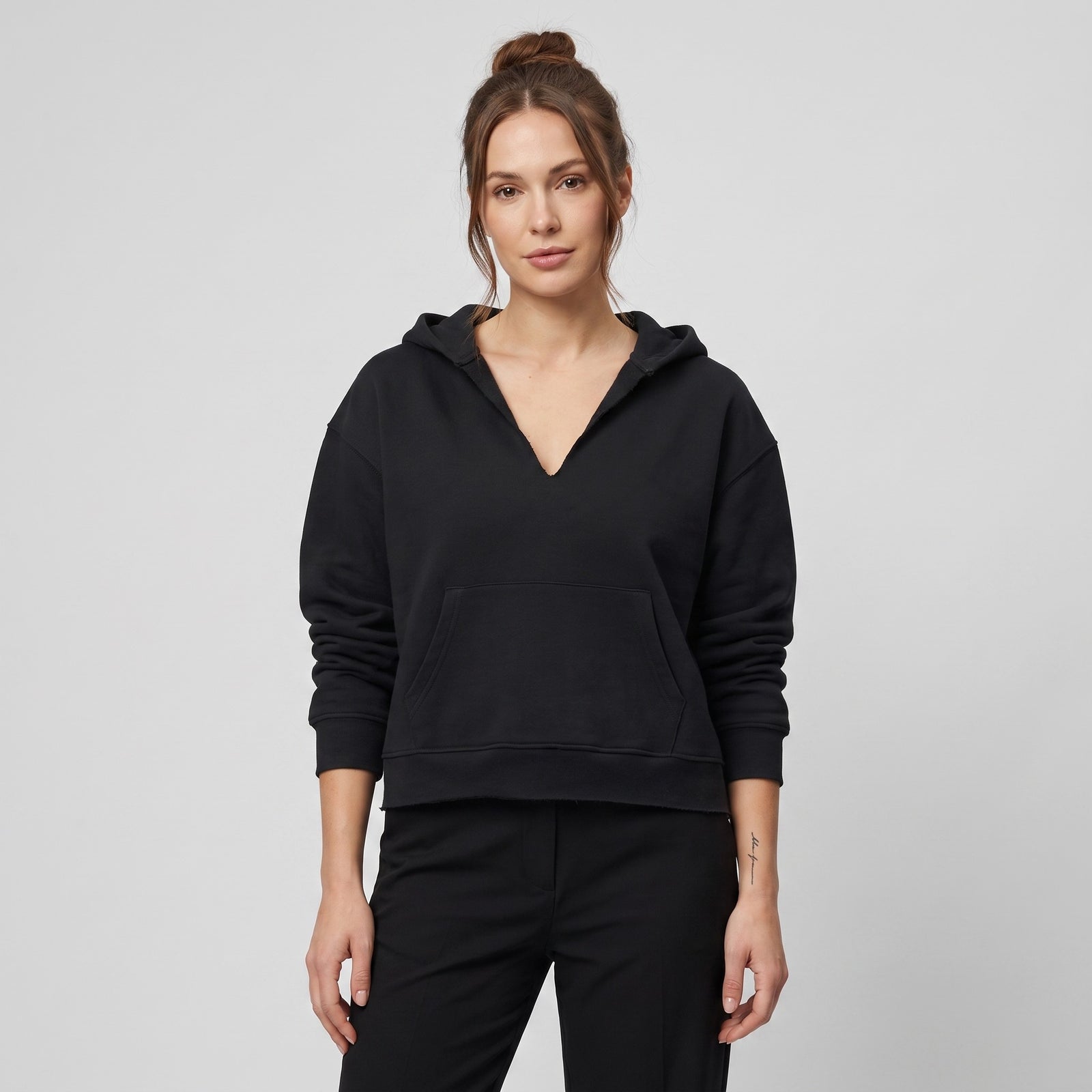 Hoodie boxy original bord brut noir à encolure fendue en V porté par une mannequin CHT'M