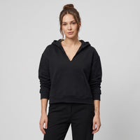 Hoodie boxy original bord brut noir à encolure fendue en V porté par une mannequin CHT'M