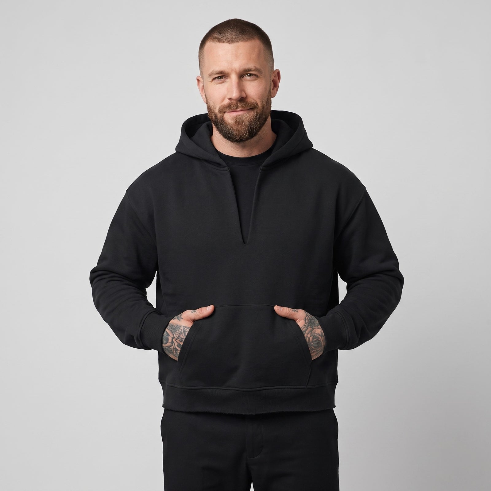 Hoodie boxy original bord brut noir porté par un mannequin CHT'M