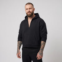 Hoodie boxy original bord brut noir à encolure fendue en V porté par un mannequin CHT'M
