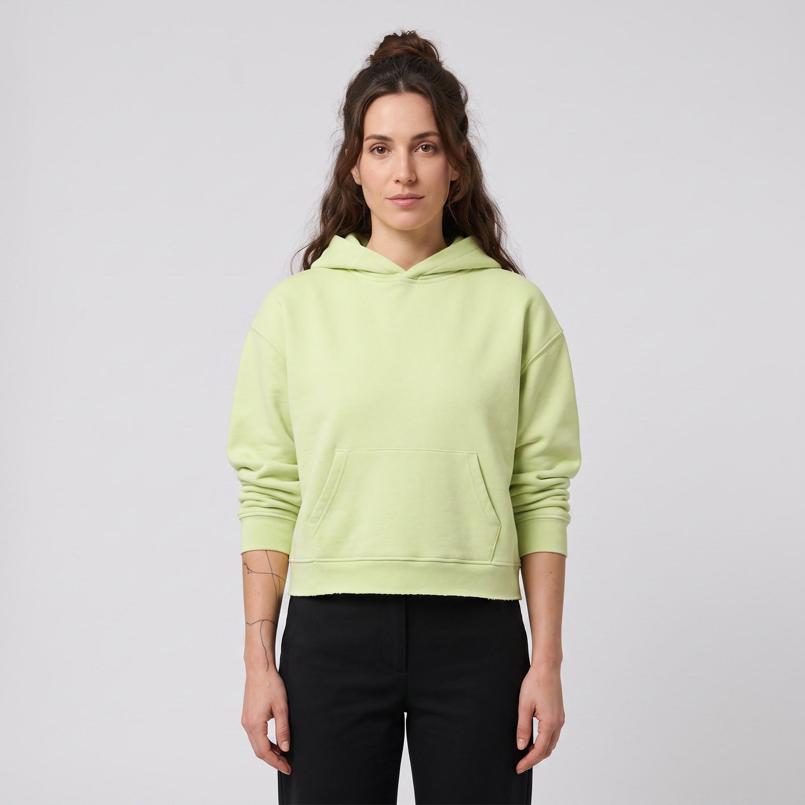 Hoodie boxy original bord brut vert clair porté par une mannequin CHT'M