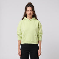 Hoodie boxy original bord brut vert clair porté par une mannequin CHT'M
