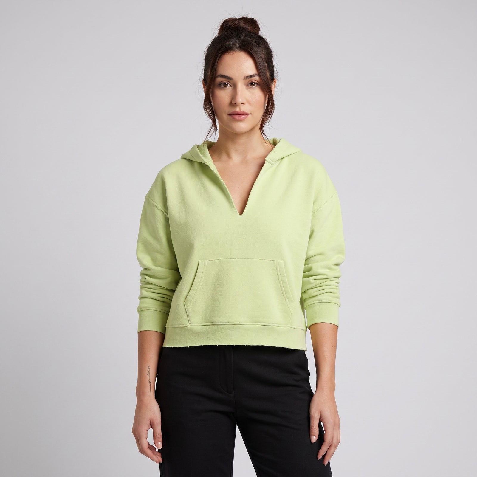 Hoodie boxy original bord brut vert clair à encolure fendue en V porté par une mannequin CHT'M