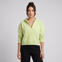 Hoodie boxy original bord brut vert clair à encolure fendue en V porté par une mannequin CHT'M