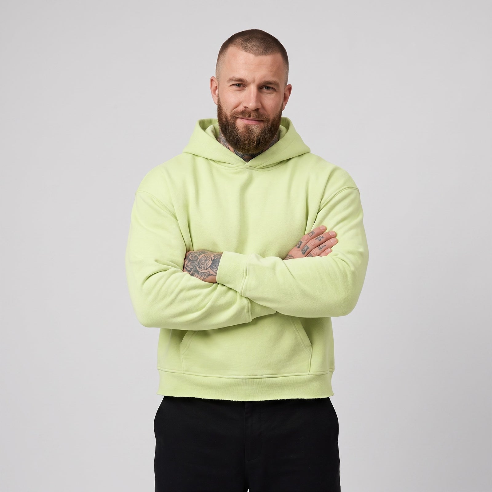 Hoodie boxy original bord brut vert clair porté par un mannequin CHT'M