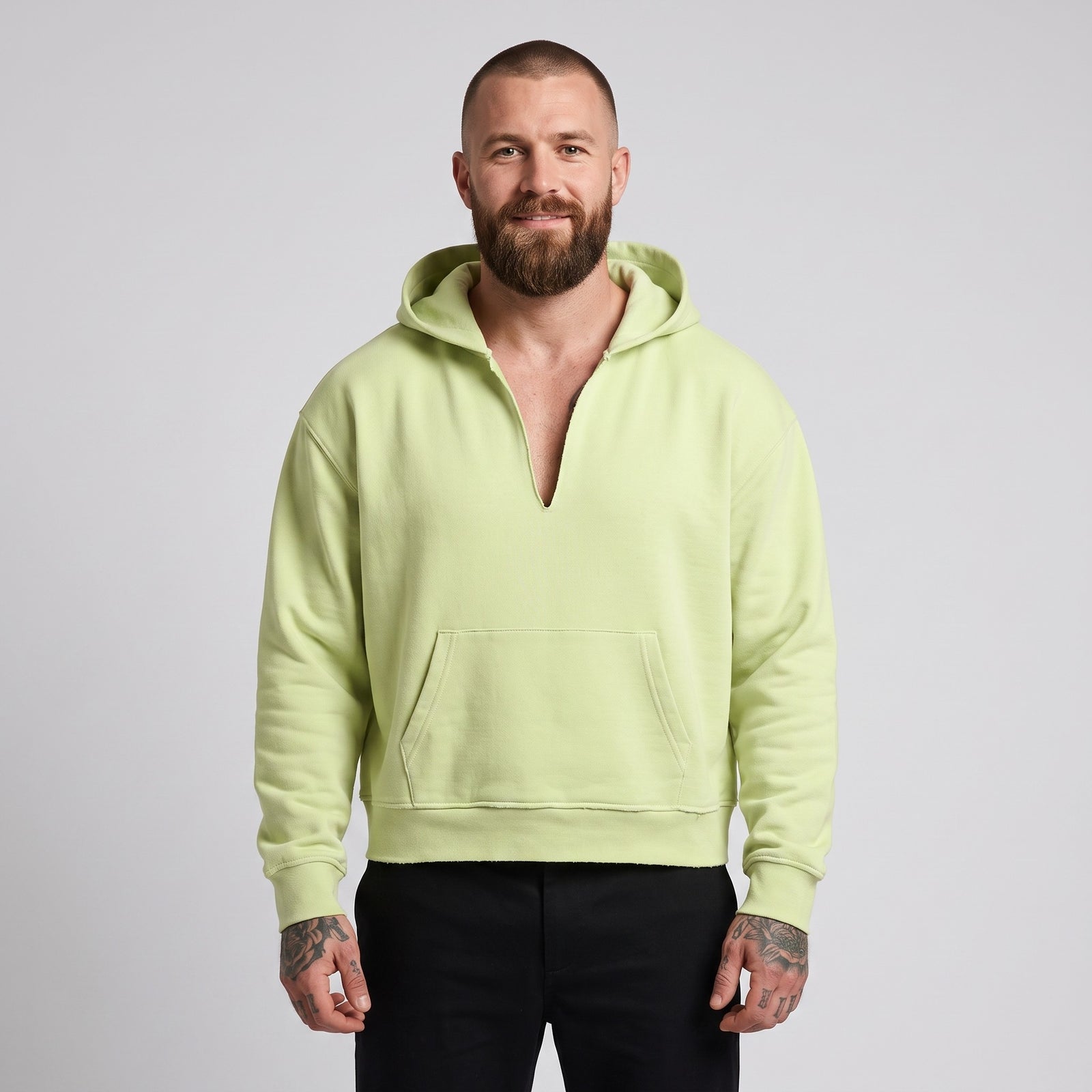Hoodie boxy original bord brut vert clair à encolure fendue en V porté par un mannequin CHT'M
