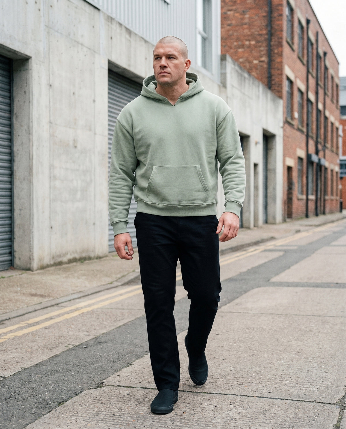 Hoodie boxy bord brut vert clair CHT'M porté en ville — streetwear belge