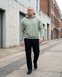 Hoodie boxy bord brut vert clair CHT'M porté en ville — streetwear belge