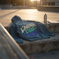 hoodie boxy Gen Z « L'avenir c'est nous » bleu brume posé sur les marches d'un skatepark au coucher du soleil – CHT'M Boutique
