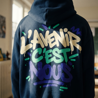 Gros plan du print sur le hoodie boxy Gen Z « L'avenir c'est nous » bleu marine porté