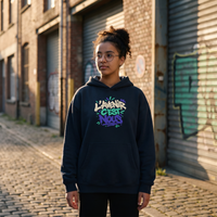 Lycéenne portant le hoodie boxy Gen Z « L'avenir c'est nous » bleu marine dans la rue – sweat Gen Z pas cher