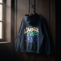hoodie boxy Gen Z « L'avenir c'est nous » bleu marine suspendu sur un cintre en bois, vu de dos – sweat Gen Z original CHT'M