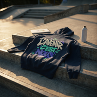 hoodie boxy Gen Z « L'avenir c'est nous » bleu marine posé sur les marches d'un skatepark au coucher du soleil – CHT'M Boutique