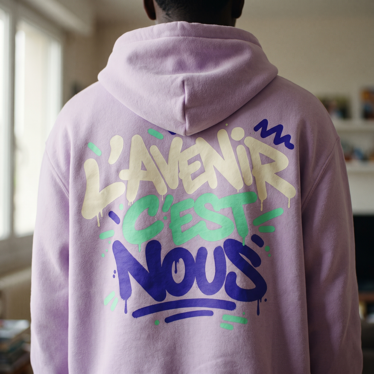 Gros plan du print sur le hoodie boxy Gen Z « L'avenir c'est nous » lilas porté