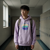 Lycéen portant le hoodie boxy Gen Z « L'avenir c'est nous » lilas dans un couloir de lycée – hoodie manif original