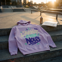 hoodie boxy Gen Z « L'avenir c'est nous » lilas posé sur les marches d'un skatepark au coucher du soleil – CHT'M Boutique
