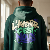 Gros plan du print sur le hoodie boxy Gen Z « L'avenir c'est nous » vert sapin porté