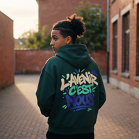 Lycéen de dos portant le hoodie boxy Gen Z « L'avenir c'est nous » vert sapin, grand print dans le dos – sweat manif original