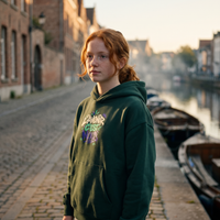 Lycéenne portant le hoodie boxy Gen Z « L'avenir c'est nous » vert sapin dans la rue – sweat Gen Z pas cher