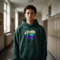 Lycéen portant le hoodie boxy Gen Z « L'avenir c'est nous » vert sapin dans un couloir de lycée – hoodie manif original
