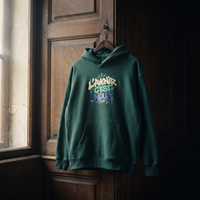 hoodie boxy Gen Z « L'avenir c'est nous » vert sapin suspendu sur un cintre en bois – sweat Gen Z original CHT'M