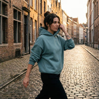 Femme portant le hoodie boxy oversize original CHT'M en rue, coloris bleu brume