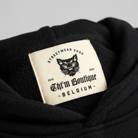 Étiquette intérieure CHT'M Boutique cousue dans le col du hoodie