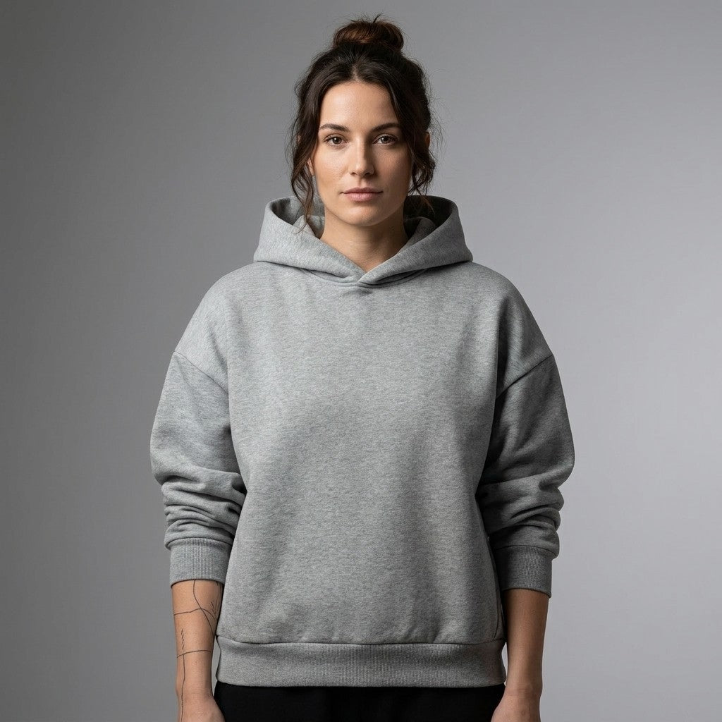 Femme portant le hoodie boxy oversize original CHT'M en studio, coloris gris chiné