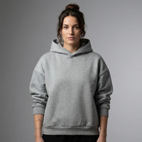 Femme portant le hoodie boxy oversize original CHT'M en studio, coloris gris chiné