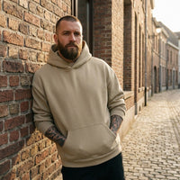 Homme portant le hoodie boxy oversize original CHT'M en rue, coloris kaki