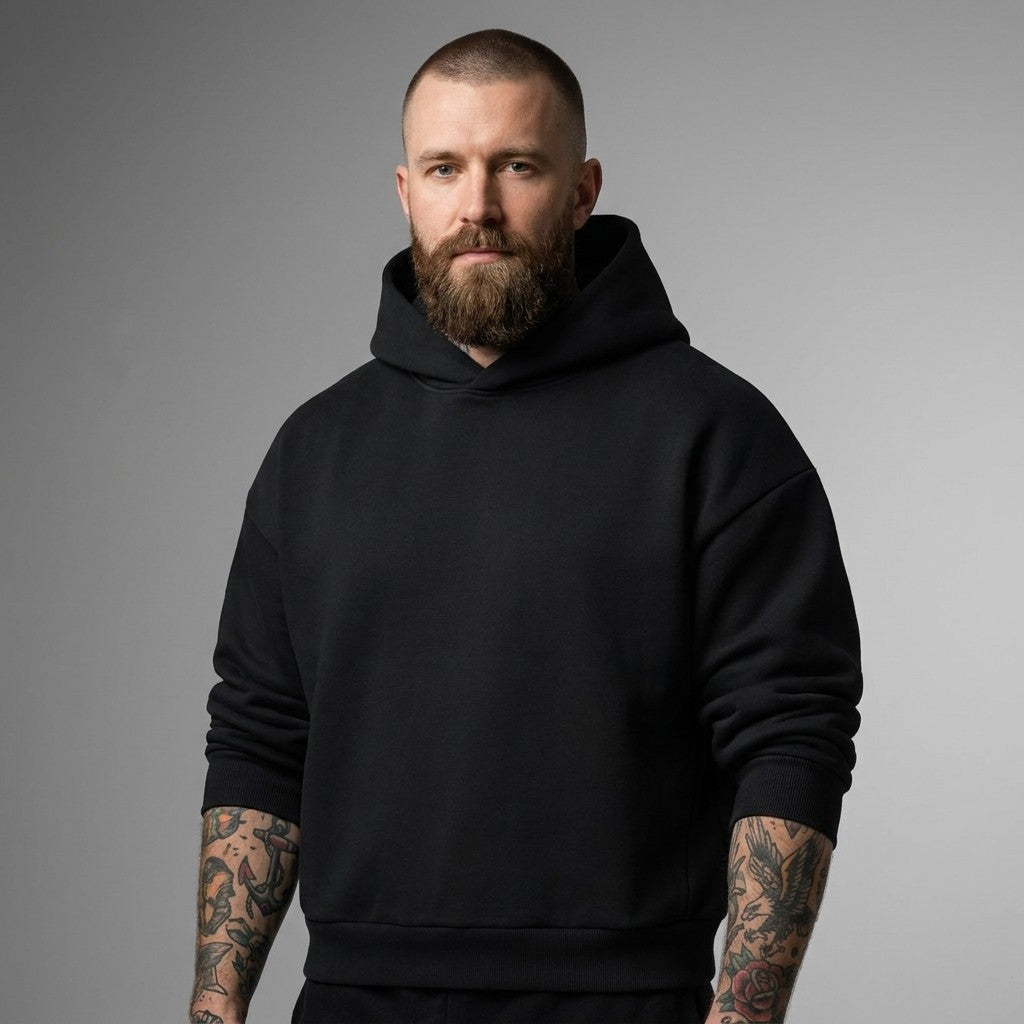 Homme portant le hoodie boxy oversize original CHT'M en studio, coloris noir