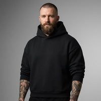 Homme portant le hoodie boxy oversize original CHT'M en studio, coloris noir