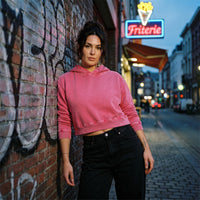 Hoodie crop top femme délavé rose framboise devant une friterie