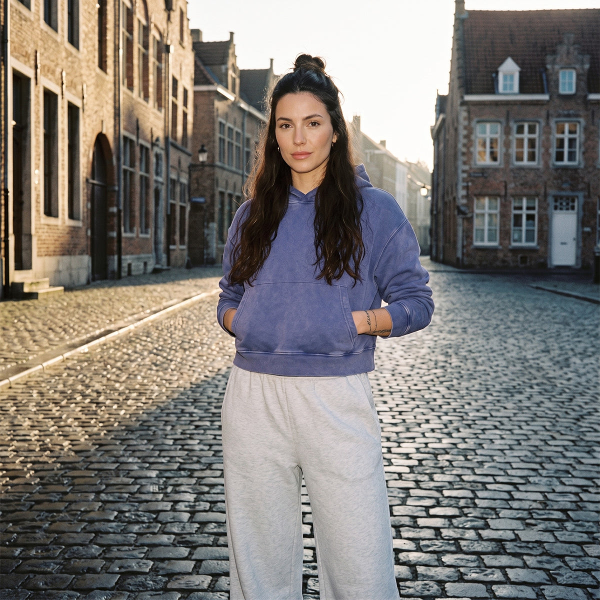 Hoodie crop top femme délavé violet brume sur une place pavée