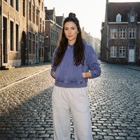 Hoodie crop top femme délavé violet brume sur une place pavée