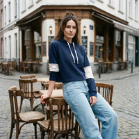 Hoodie crop top femme dentelle original bleu marine — look streetwear porté en ville en Belgique, CHT'M Boutique