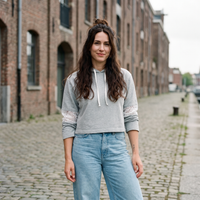 Hoodie crop top femme dentelle original gris chiné — look streetwear porté en ville en Belgique, CHT'M Boutique