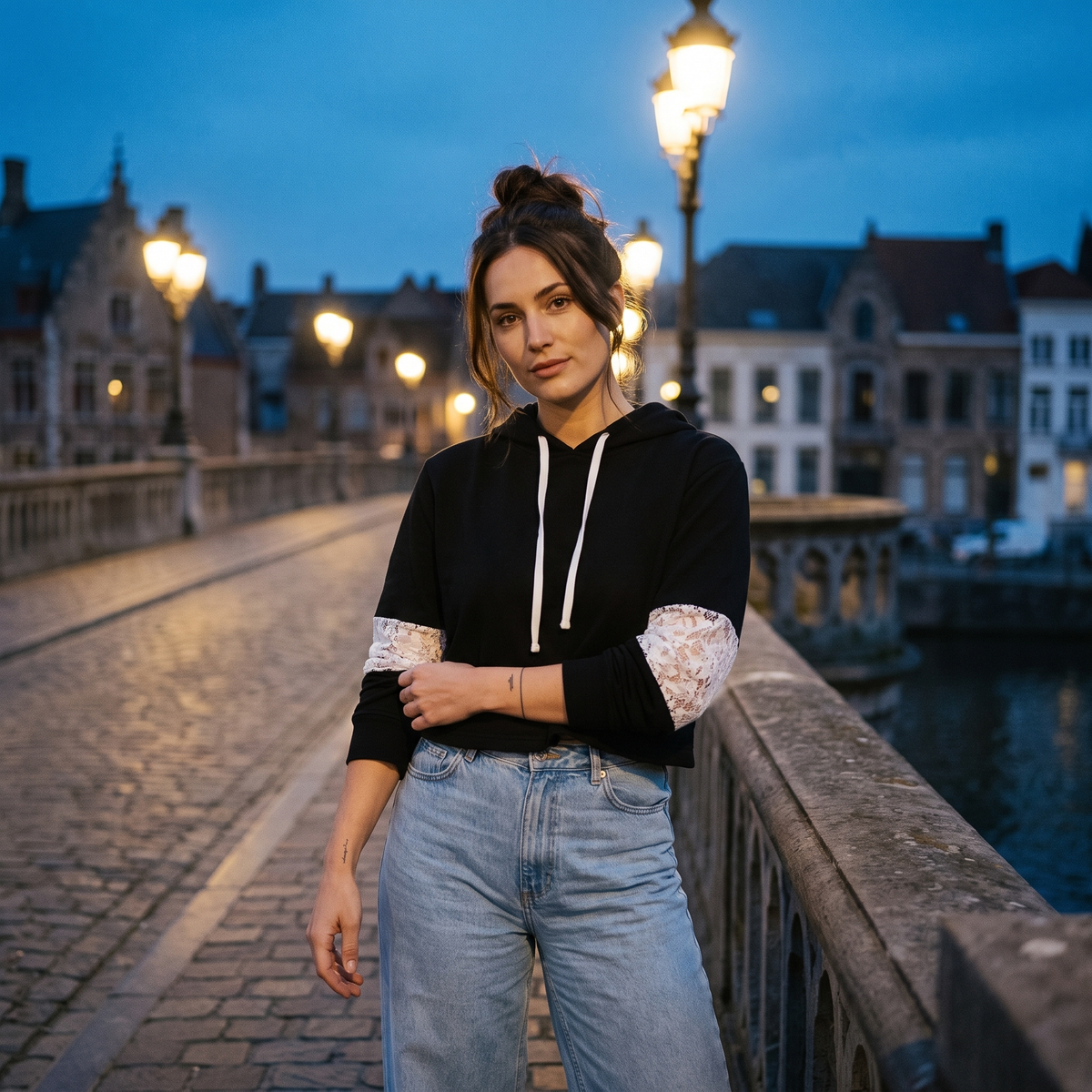Hoodie crop top femme dentelle original noir — look streetwear porté en ville en Belgique, CHT'M Boutique