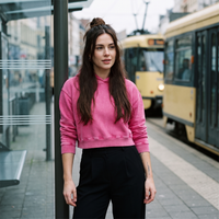 Hoodie crop top femme effet minéral original fuchsia — look streetwear porté en ville en Belgique, CHT'M Boutique