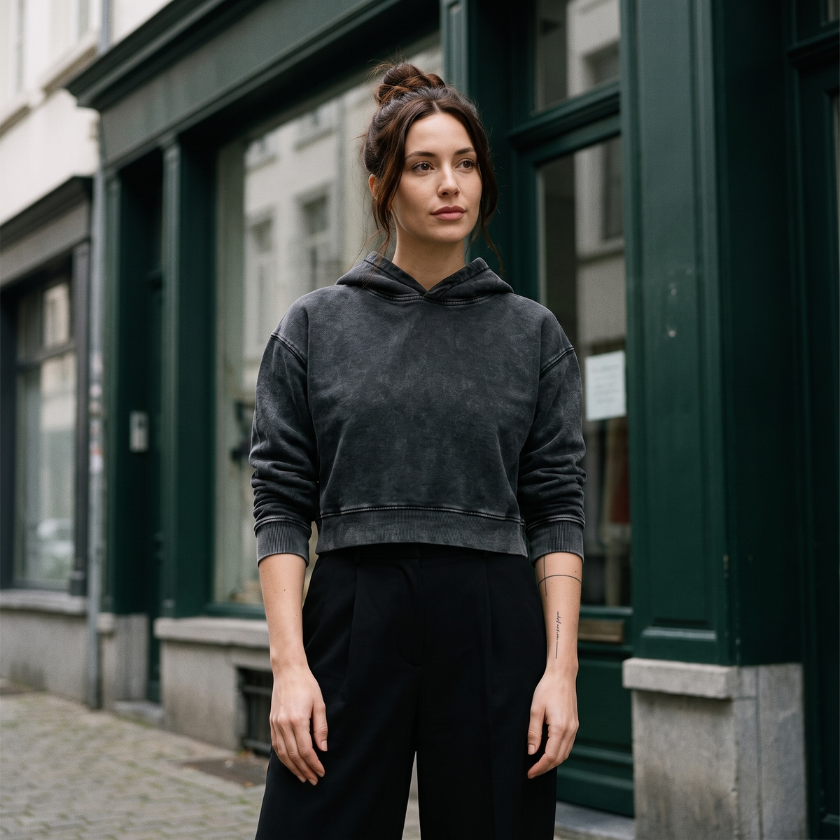 Hoodie crop top femme effet minéral original noir délavé — look streetwear porté en ville en Belgique, CHT'M Boutique