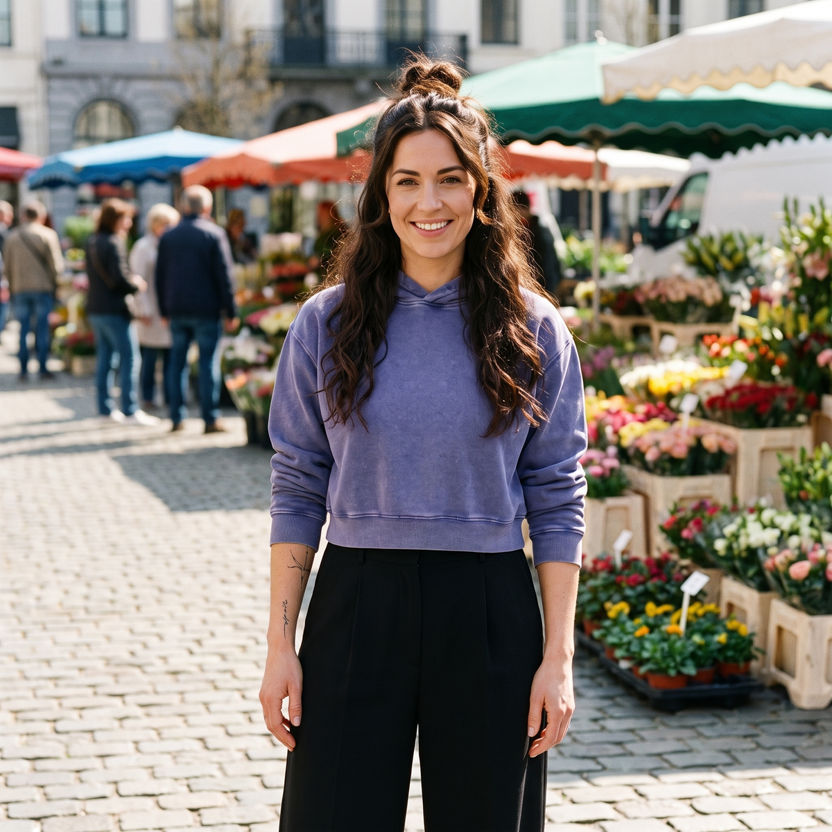 Hoodie crop top femme effet minéral original violet — look streetwear porté en ville en Belgique, CHT'M Boutique