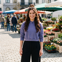 Hoodie crop top femme effet minéral original violet — look streetwear porté en ville en Belgique, CHT'M Boutique