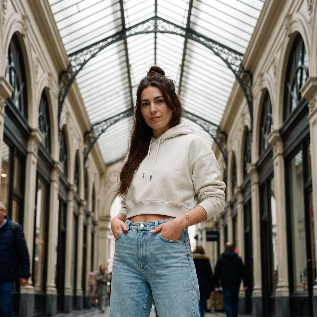 Hoodie crop top femme essentiel original avoine — look streetwear porté en ville en Belgique, CHT'M Boutique